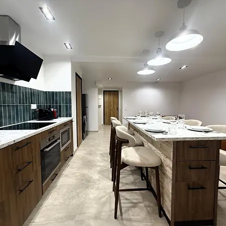 Contemporary 2br In With Netflix Apartment