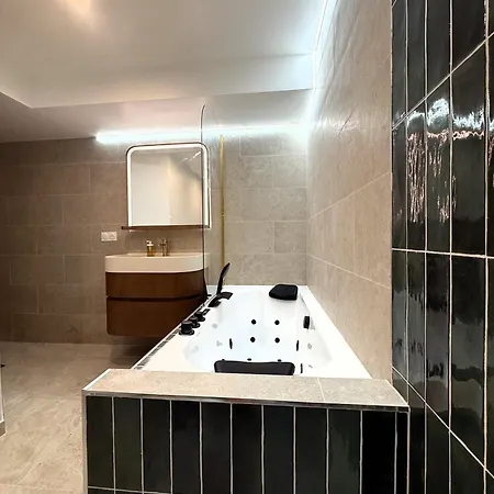 Contemporary 2br In With Netflix