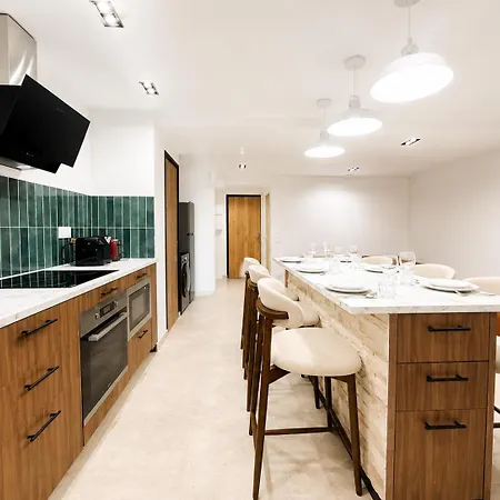 Contemporary 2br In With Netflix