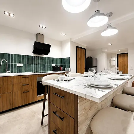 Contemporary 2br In With Netflix