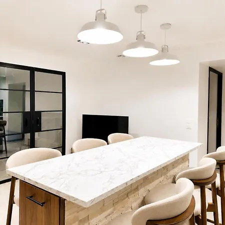 Contemporary 2br In With Netflix Apartment
