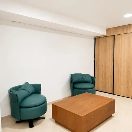 Contemporary 2br In With Netflix